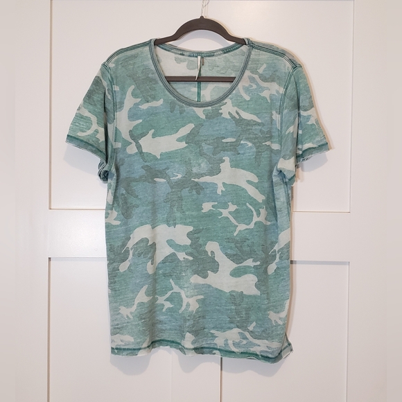 Free People Tourist T Shirt Green Camo Print Short Sleeve Size Medium - Picture 1 of 12